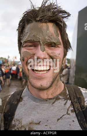 L'uomo coperto di fango al Glastonbury festival di musica 2007 Foto Stock