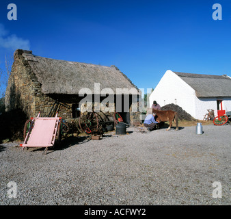 Old Forge fabbro fabbri maniscalco ricreato su Irlanda famoso anello di kerry Foto Stock