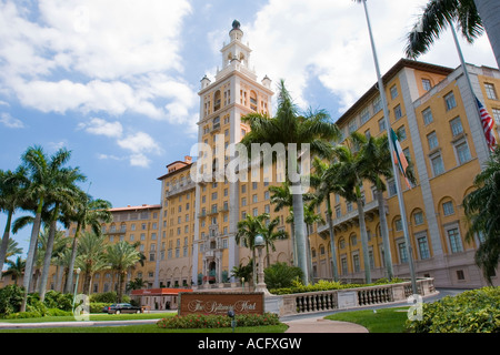 Parte anteriore del Biltmore Hotel con segno che mostra lo stile mediterraneo architettura in Coral Gables Miami Florida Foto Stock