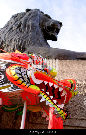 Dragon burattino e Landseer Lion statua durante il Capodanno cinese. Trafalgar Square a Londra, Inghilterra Foto Stock