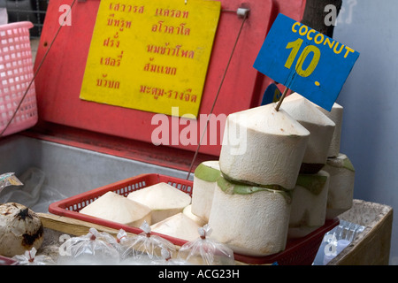 Noce di cocco per la vendita in un mercato di strada di Bangkok in Thailandia Foto Stock