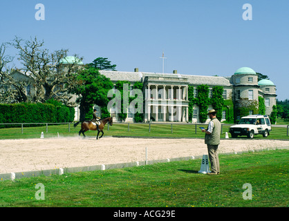 Centro Equestre scuola di equitazione a Goodwood House, West Sussex, in Inghilterra. A giudicare dressage concorrenza. Foto Stock