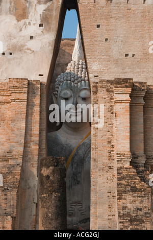 Dettaglio del Buddha seduto Wat Si Chum Sukothai Parco Storico di Sukhothai Thailandia Foto Stock