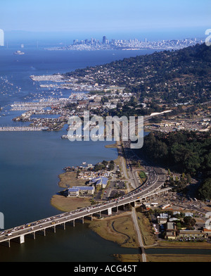 Vista aerea sopra l'autostrada 101 Marin County Sausalito San Francisco in background Foto Stock