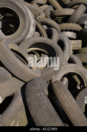 Pneumatici oggetto di pratiche di dumping su terreno coltivato Wales UK Foto Stock