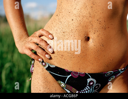 Il corpo di una donna vestita di un bikini. Foto Stock