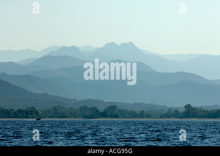 Misty moutainous costa occidentale della Corsica in inizio di mattina di sole Foto Stock