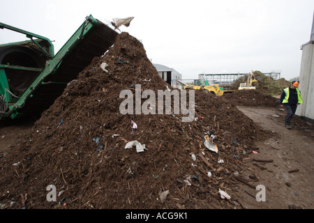 Scarti da giardino in lavorazione a Beddington terreni agricoli a discarica, a sud di Londra. Foto Stock
