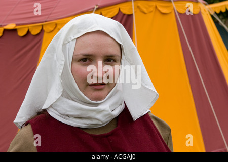 Abbigliamento medievale del 17th° secolo; costume femminile alla Società per l'anacronismo creativo un gruppo storico di rievocazione fondato nel 1966. Foto Stock