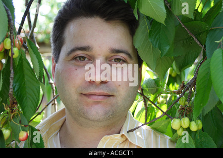L uomo nel giardino di ciliegie Foto Stock