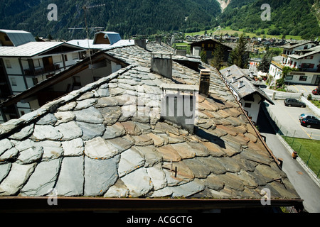 Alpine tetti in pietra di Courmayeur, Valle d'Aosta, Italia Foto Stock