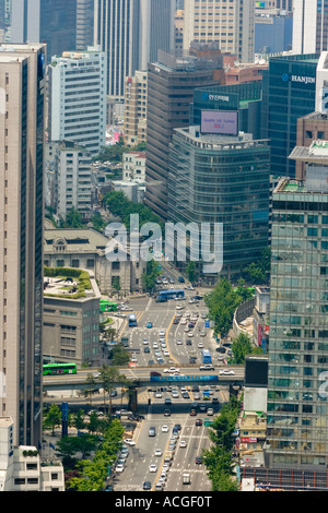Autostrada che corre attraverso i grattacieli di downtown di Seul Corea del Sud Foto Stock
