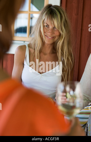 Donna sorridente con lunghi capelli biondi. Foto Stock