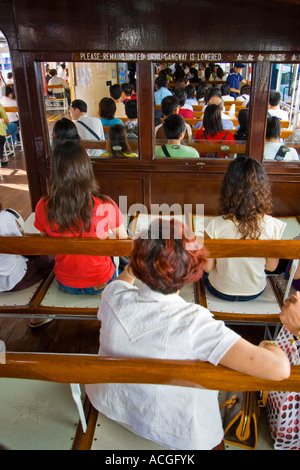 Passeggeri a cavallo sul traghetto Star Interior RAS di Hong Kong Foto Stock