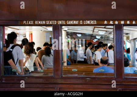 I passeggeri sbarcati dal traghetto Star RAS di Hong Kong Foto Stock