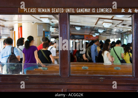 I passeggeri sbarcati dal traghetto Star RAS di Hong Kong Foto Stock