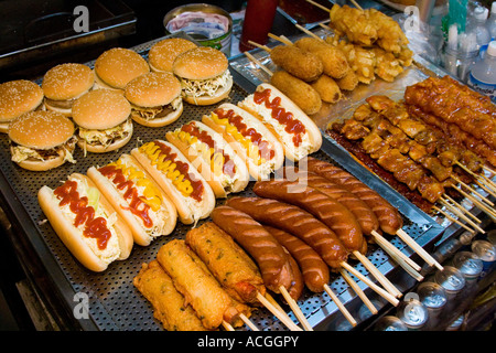 Cibo di strada che serve il fornitore tentati di Fast Food Notte di Dongdaemun Market Seoul COREA DEL SUD Foto Stock