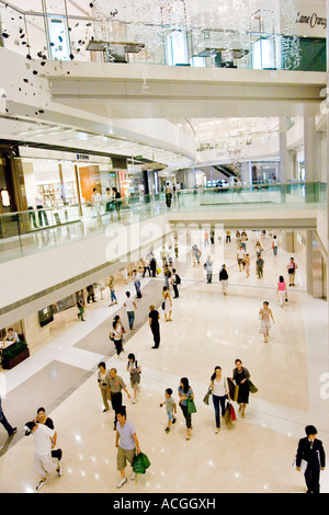 Gli amanti dello shopping all'interno multi livello Centro Shopping Mall IFC - International Finance Centre di Hong Kong Cina Foto Stock