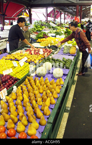 Pressione di stallo di frutta il Mercato Queen Victoria Melbourne Victoria Australia Foto Stock