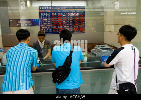 Cambiare i soldi in cambio valuta Grand'Aeroporto Internazionale di Incheon ICN Seoul COREA DEL SUD Foto Stock