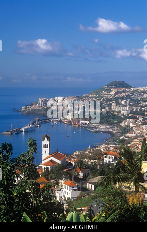 Funchal panoramica del porto con la nave di crociera,chiesa guglia e hotel zona in sfondo , Madeira Portogallo Foto Stock