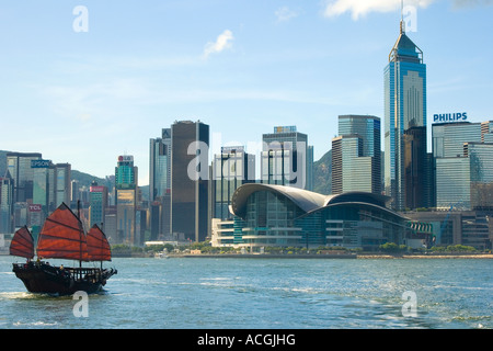 Duk Ling Cinese tradizionale Giunca Vela e Hong Kong Convention Centre di Hong Kong Cina Foto Stock