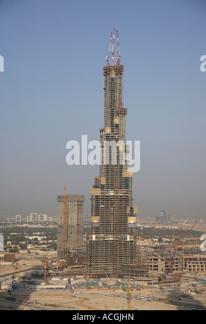 Burj Dubai, ora chiamato Burj Khalifa, la torre più alta del mondo in costruzione con oltre 100 livelli completati nel febbraio 2007 Dubai UAE Foto Stock
