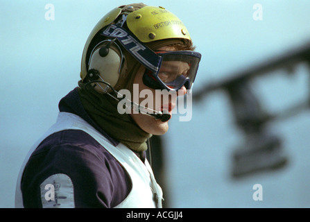 Ritratto di ponte di volo attendant dal naso ruota del Sea Harrier HMS Ark Royal Foto Stock
