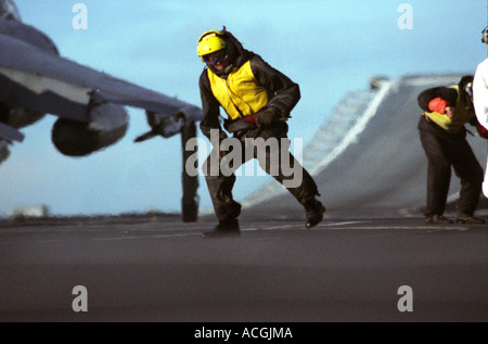 Royal Navy ponte di volo Lancia Captian Sea Harrier dal ponte di volo di HMS Ark Royal. Rampa di sci nel retro di massa. Foto Stock