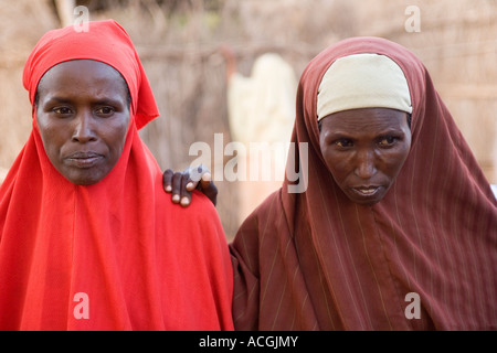 GEDWEIN WESTERN SOMALIA IL 27 FEB 2006 Due donne di ascoltare come un vicino di casa spiega il difficlties di vivere con la siccità Foto Stock