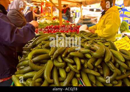 Türkenmarkt mercato turco nel quartiere Kreuzberg Berlino Germania UE Foto Stock