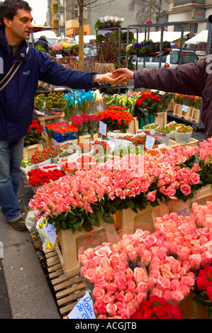 L'uomo acquistare fiori a Türkenmarkt mercato turco nel quartiere Kreuzberg Berlino Germania UE Foto Stock