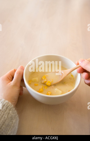 Tazza di zuppa di mais Foto Stock