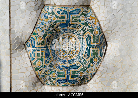 Dettaglio del trencadis, mosaico nel parco Guell (1900-1914) Antoni Gaudi, Barcellona, Catalunya, Spagna, Europa Foto Stock