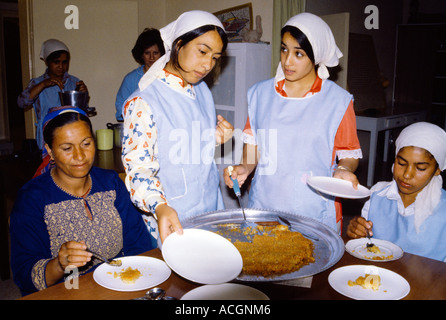 In Cisgiordania Israele Christian Aid le donne che serve cibo Foto Stock