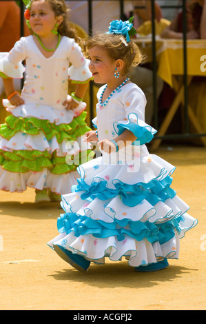 Ragazza in spagnolo tipici abiti abito tradizionale a Jerez de la Frontera fiera cavalli Foto Stock