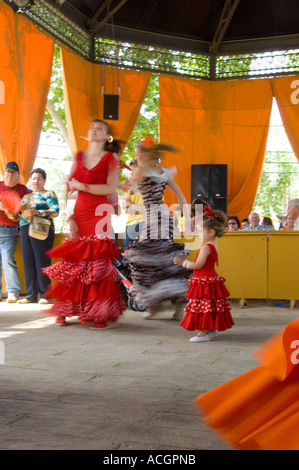 Jerez signore spagnolo balli Flamenco a Jerez Frontera fiera cavalli in abito tradizionale Foto Stock