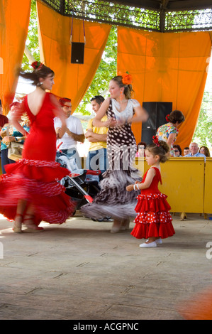 Jerez signore spagnolo balli Flamenco a Jerez Frontera fiera cavalli in abito tradizionale Foto Stock