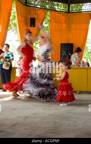 Jerez signore spagnolo balli Flamenco a Jerez Frontera fiera cavalli in abito tradizionale Foto Stock