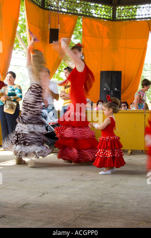 Jerez signore spagnolo balli Flamenco a Jerez Frontera fiera cavalli in abito tradizionale Foto Stock