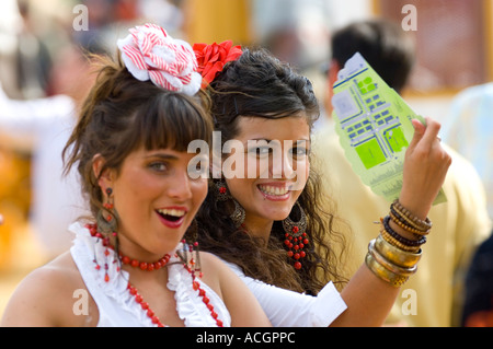 Le ragazze di Jerez a Jerez de la Frontera fiera cavalli in abito tradizionale Foto Stock