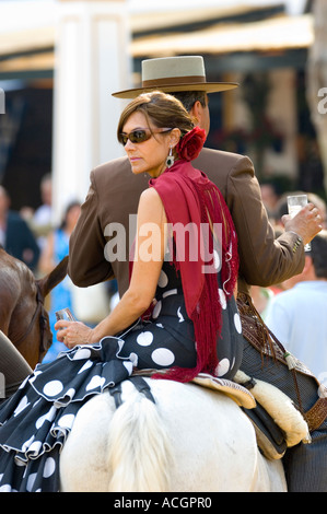 Ragazza a cavallo a Jerez de la Frontera fiera cavalli in abito tradizionale Foto Stock