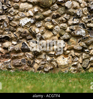 Pareti di pietra focaia e erba verde Foto Stock