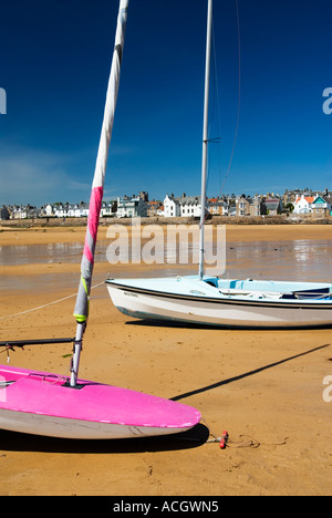 Colorate barche a vela sulla spiaggia di Elie in East Neuk di Fife in Scozia Foto Stock