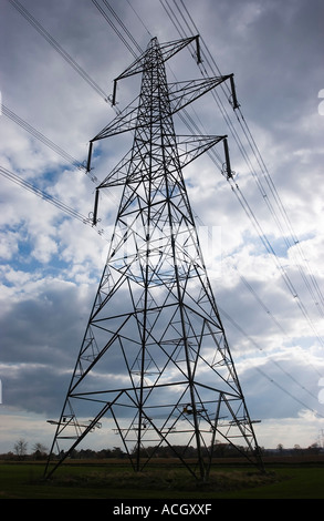 National Grid tralicci energia elettrica Potenza di trasporto da Sizewell A e B le centrali nucleari fuori dalla costa di Suffolk, Suffolk, Regno Unito Foto Stock