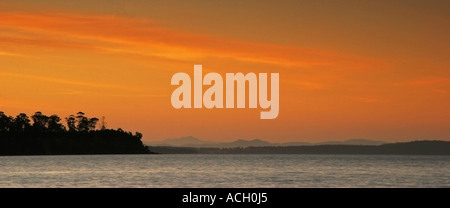 Shelly spiaggia al tramonto in Norfolk Bay sulla penisola di Tasmania in Tasmania Australia Foto Stock