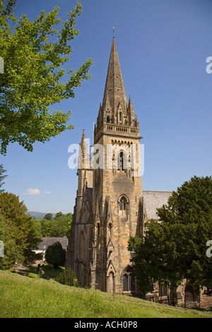 Il fronte ovest e il lato sud della Cattedrale di Llandaff vicino a Cardiff Galles Wales UK Foto Stock