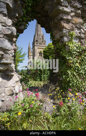 Cattedrale di Llandaff visto attraverso arco nella parete rovinata Wales UK Foto Stock