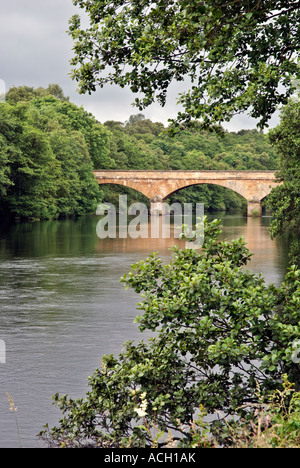 Ponte che attraversa il Fiume Tyne Nord a Bellingham Northumberland Foto Stock