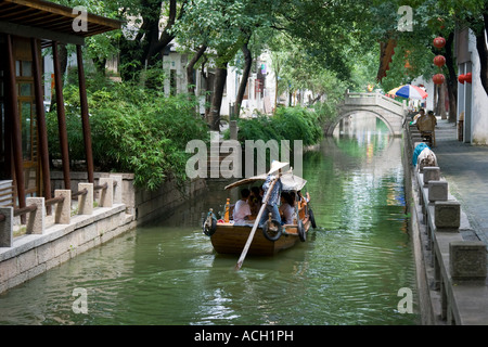 Donna vogatore sulla barca di legno Tongli Canal Town Cina Foto Stock
